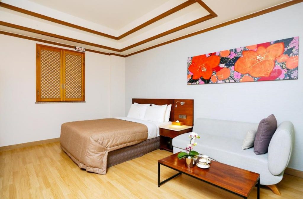 Standard double room in Incheon Airport Hotel Queen