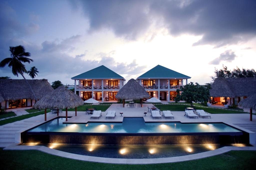 Victoria House Resort & Spa pool area lit up at dusk