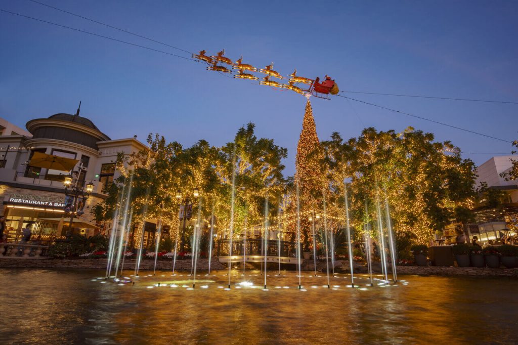 Fountain view of the Dancing Fountain in the Grove during Christmas at night