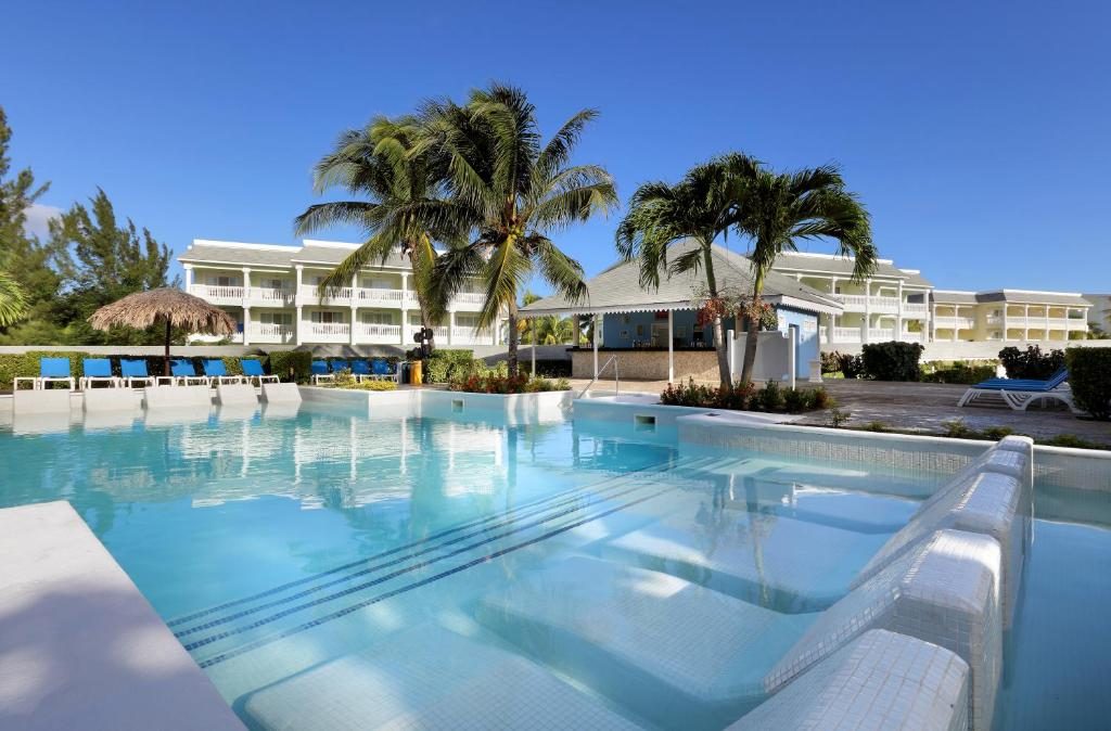 Grand Palladium Lady Hamilton Resort’s pool area during daytime.