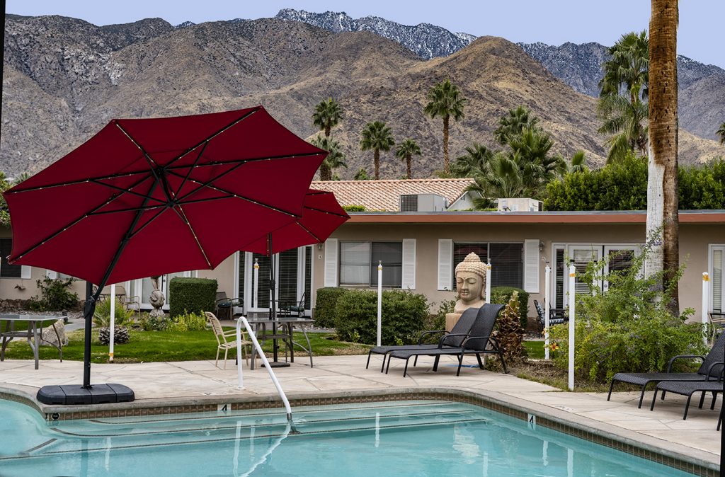 Tuscany Manor Suites’ poolside amenities and mountain views.