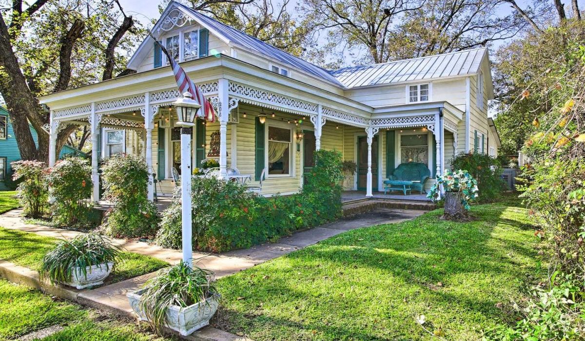 places to stay in fredericksburg tx Exterior of a rental house with the US flag, one of the places to stay in Fredericksburg, TX.
