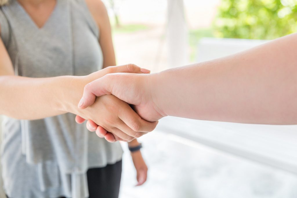 A key to enjoy life is to meet new people.