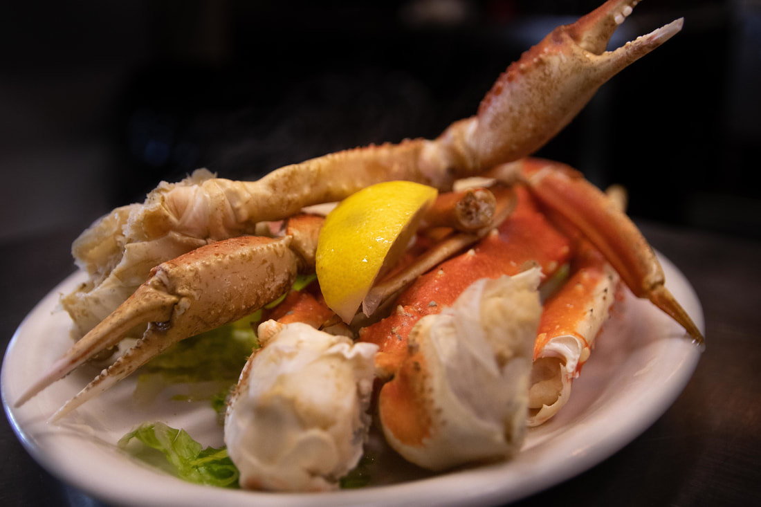 Plate of King crab legs with a slice of lemon from the Crab Shack; one of the Seward restaurants that serves the best crabs in Alaska.