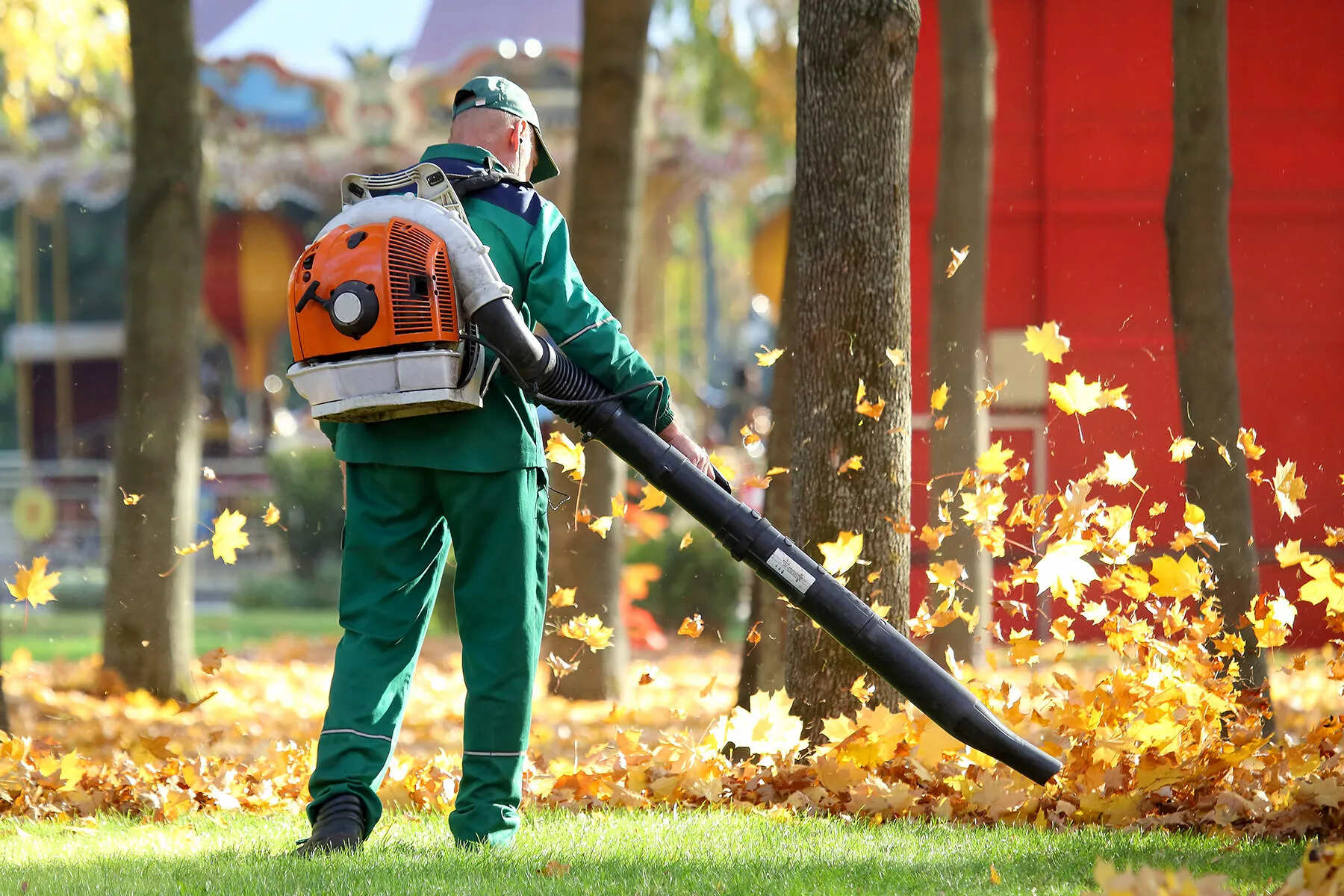  BLACK+DECKER Electric Leaf Blower, Leaf Vacuum and Mulcher 3 in  1, 250 mph Airflow, 400 cfm Delivery Power, Reusable Bag Included, Corded  (BEBL7000) : Patio, Lawn & Garden