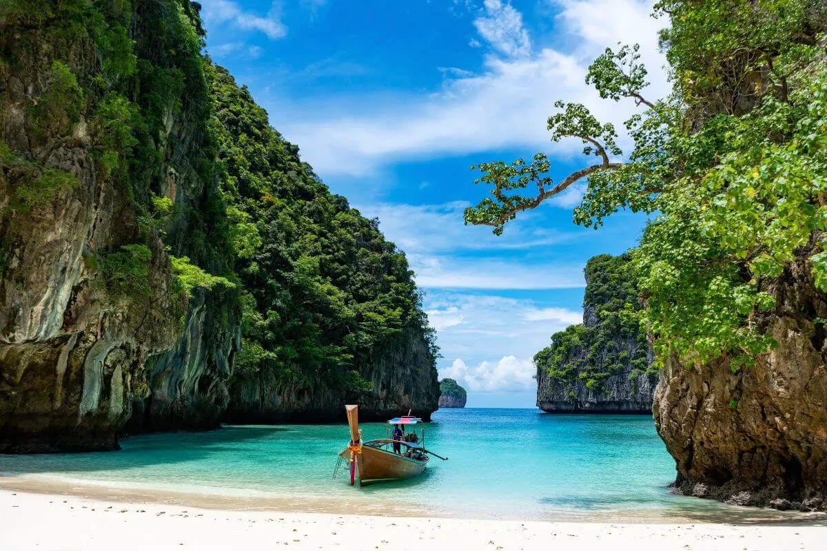 Phuket-Vs-Phi-Phi-Which-Is-Best phuket-vs-phi-phi-which-is-best