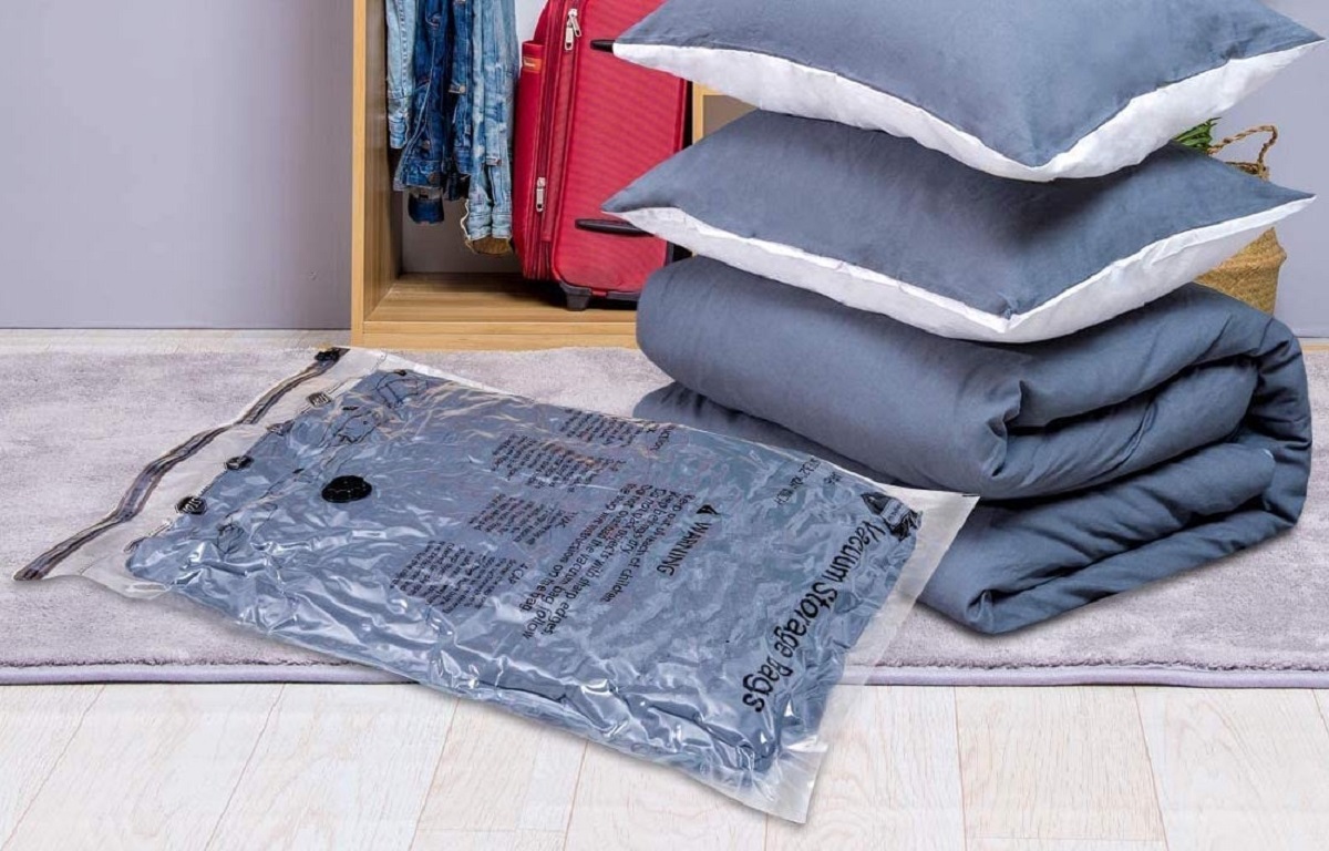 Clear Blanket Storage Bag - Durable Vinyl Material to Shield Your Blankets  and Clothes from Dust, Dirt and Moisture. Easy Gliding Zipper for Easy