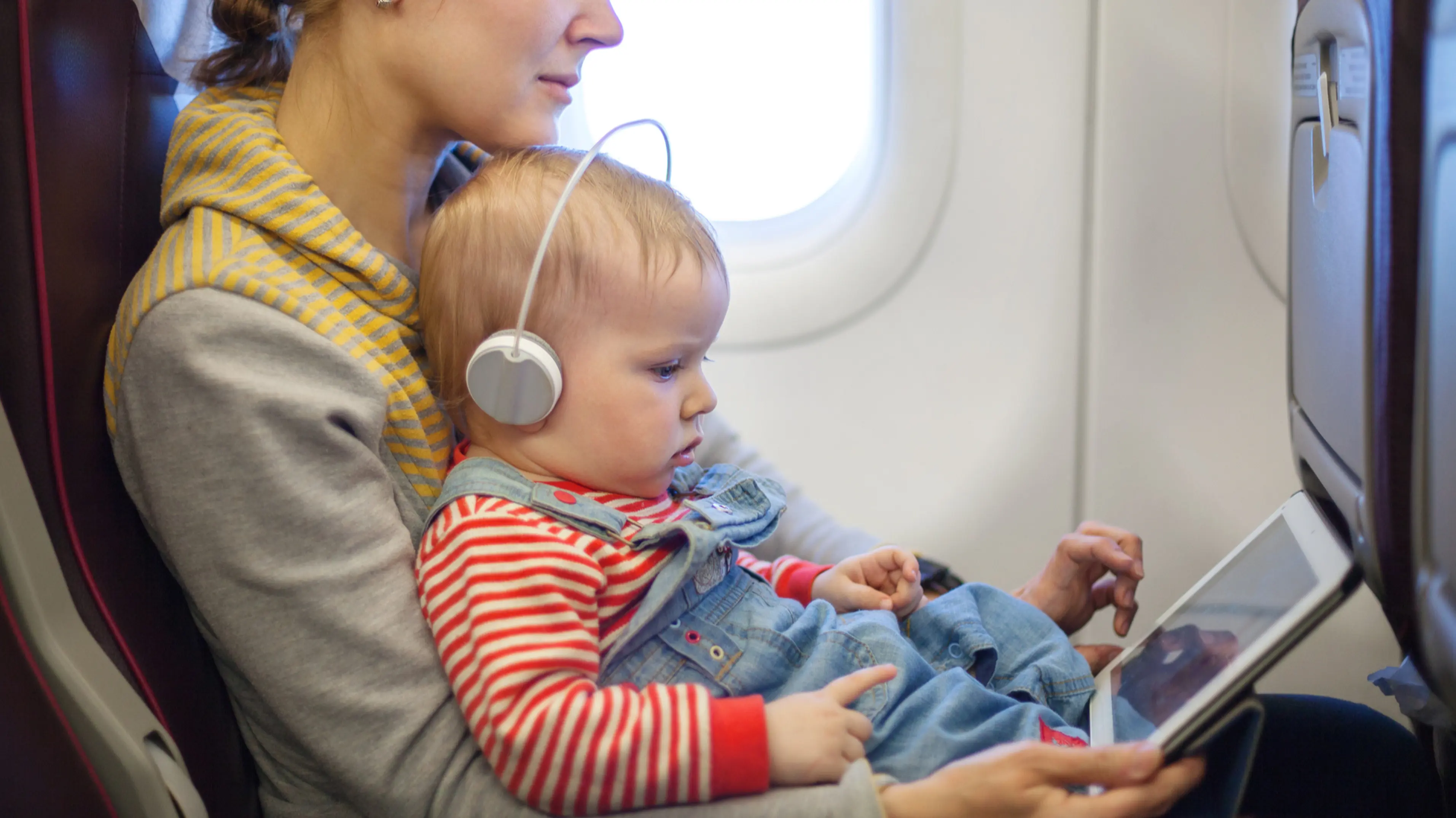 Самолет с маленьким ребенком. Самолет для детей. Перелет с ребенком. Маленькие дети в самолете. Ребенок пассажир.