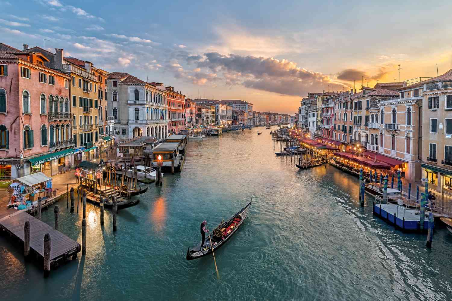 A-Complete-Guide-To-A-Gondola-Ride-In-Venice a-complete-guide-to-a-gondola-ride-in-venice