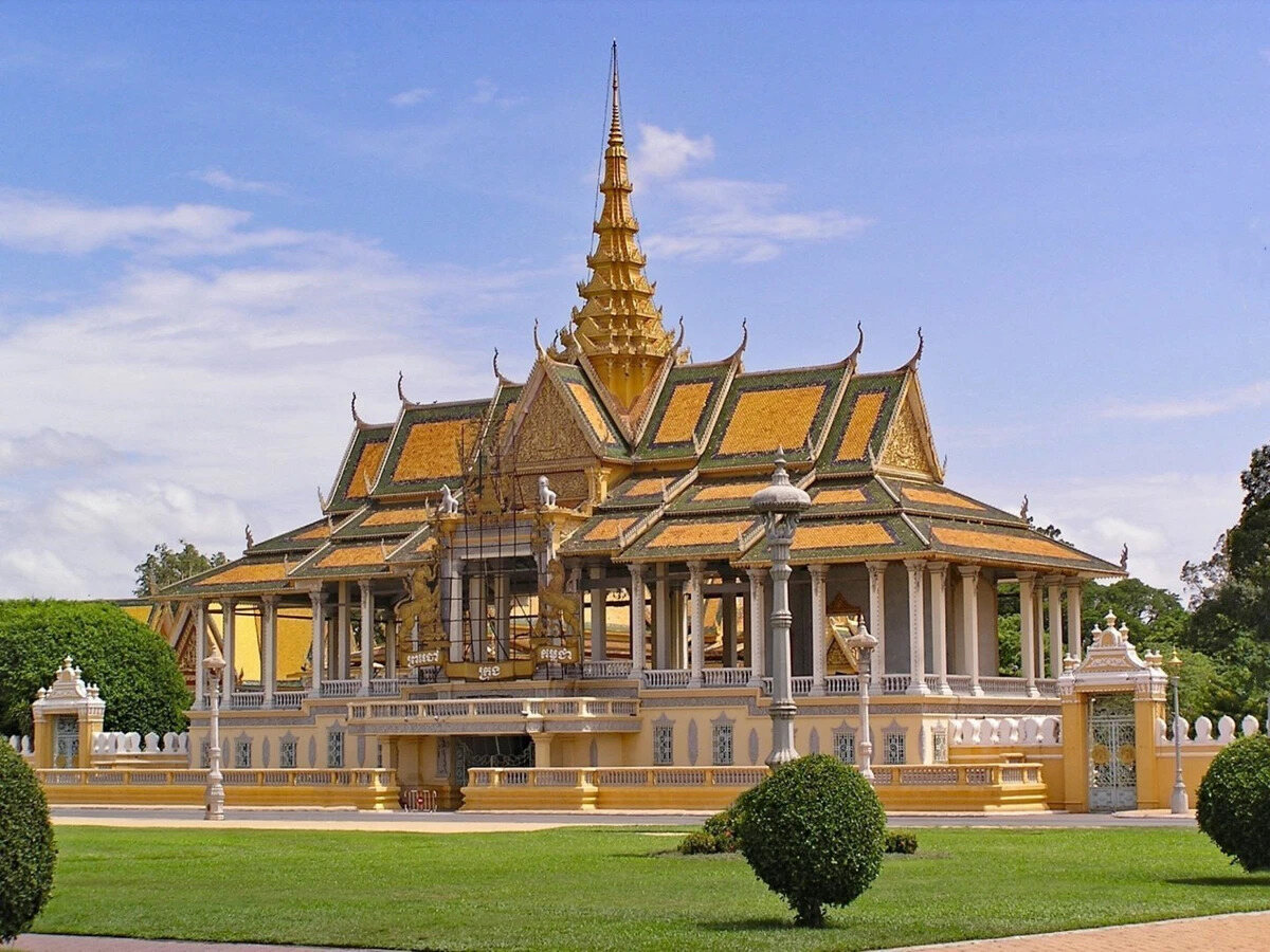 a-complete-guide-to-visiting-the-royal-palace-phnom-penh