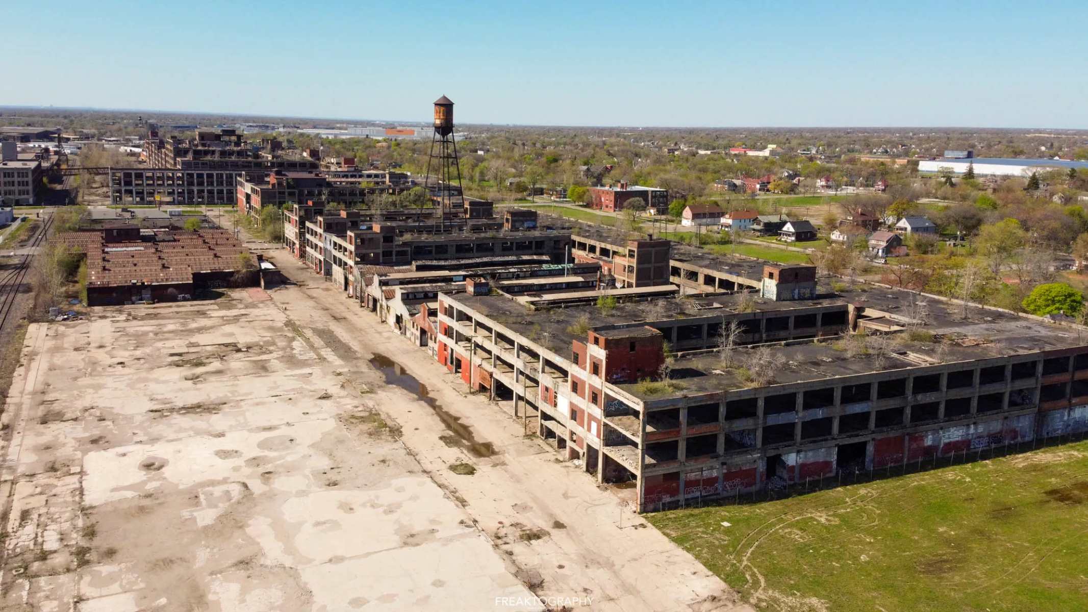 detroit-buildings-touring-the-abandoned-ones