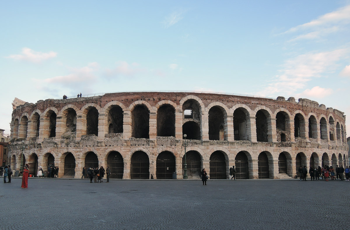 exploring-verona-piazza-bra-and-arena-di-verona