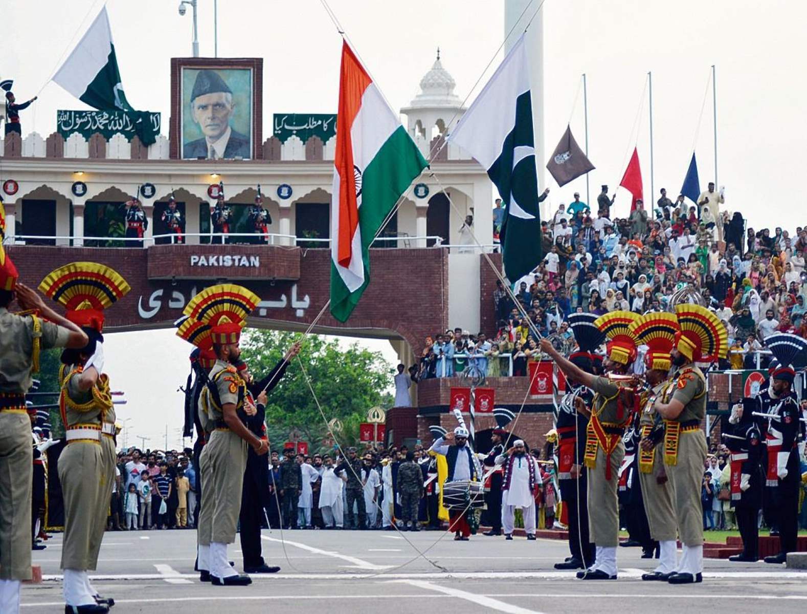 guide-wagah-border-crossing-between-india-and-pakistan
