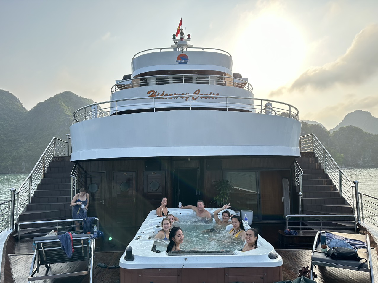 halong-bay-the-ultimate-party-cruise