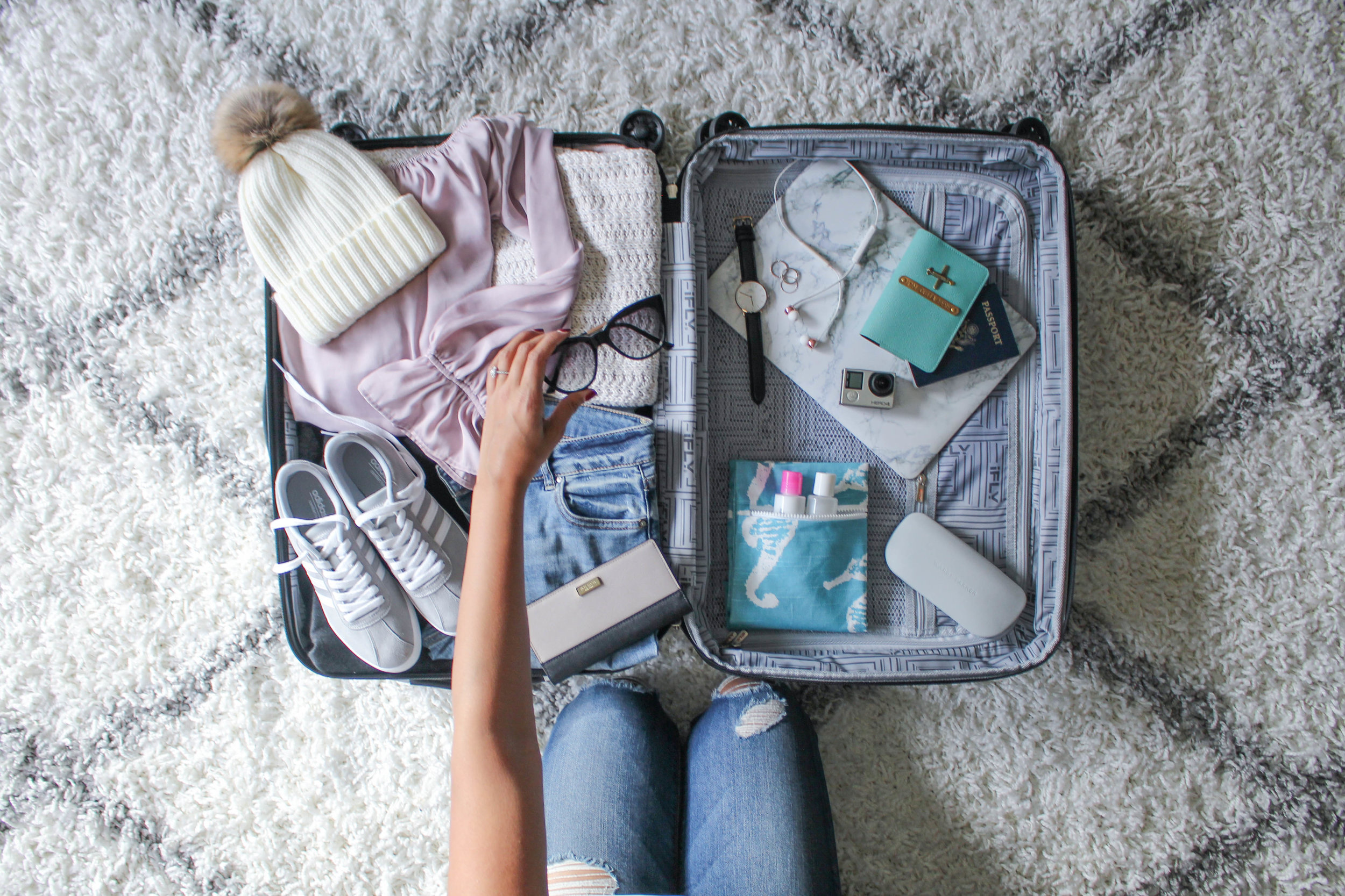 Minimalist-Packing-How-To-Go-Carry-On-Only minimalist-packing-how-to-go-carry-on-only