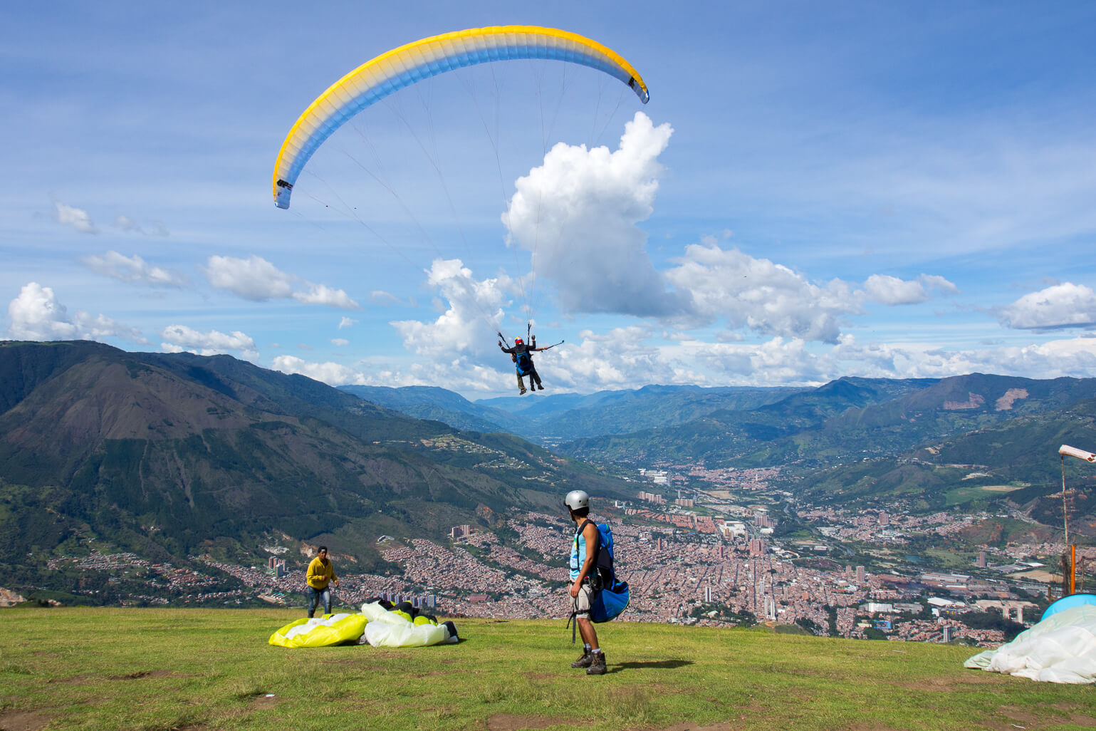 Paragliding-In-Medellin-8211-Colombia-8211-Jessie-On-A-Journey paragliding-in-medellin-colombia-jessie-on-a-journey