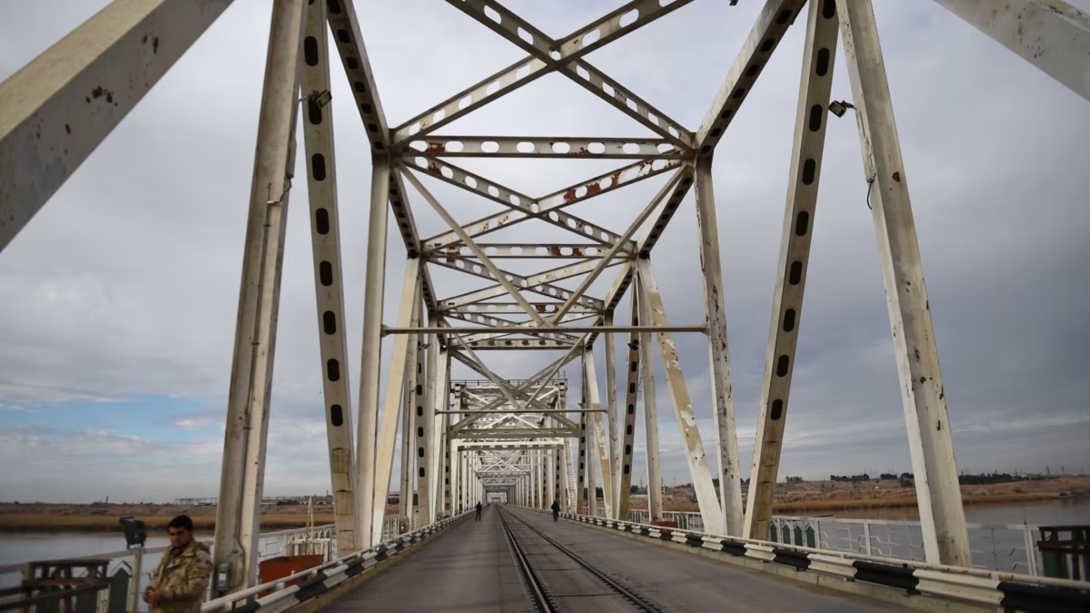 the-uzbekistan-afghanistan-border-crossing-at-hairatan