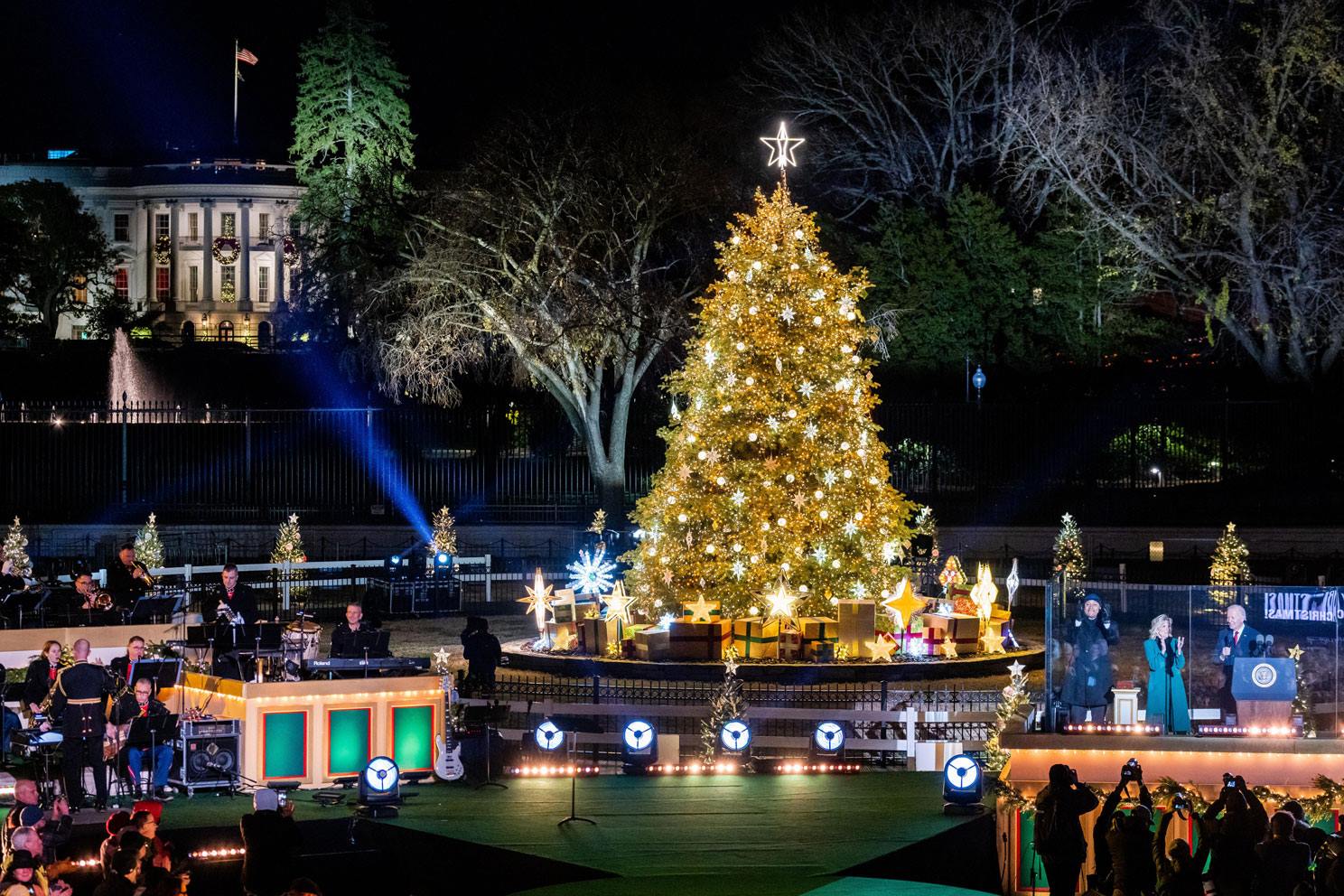 visiting-the-white-house-during-christmas