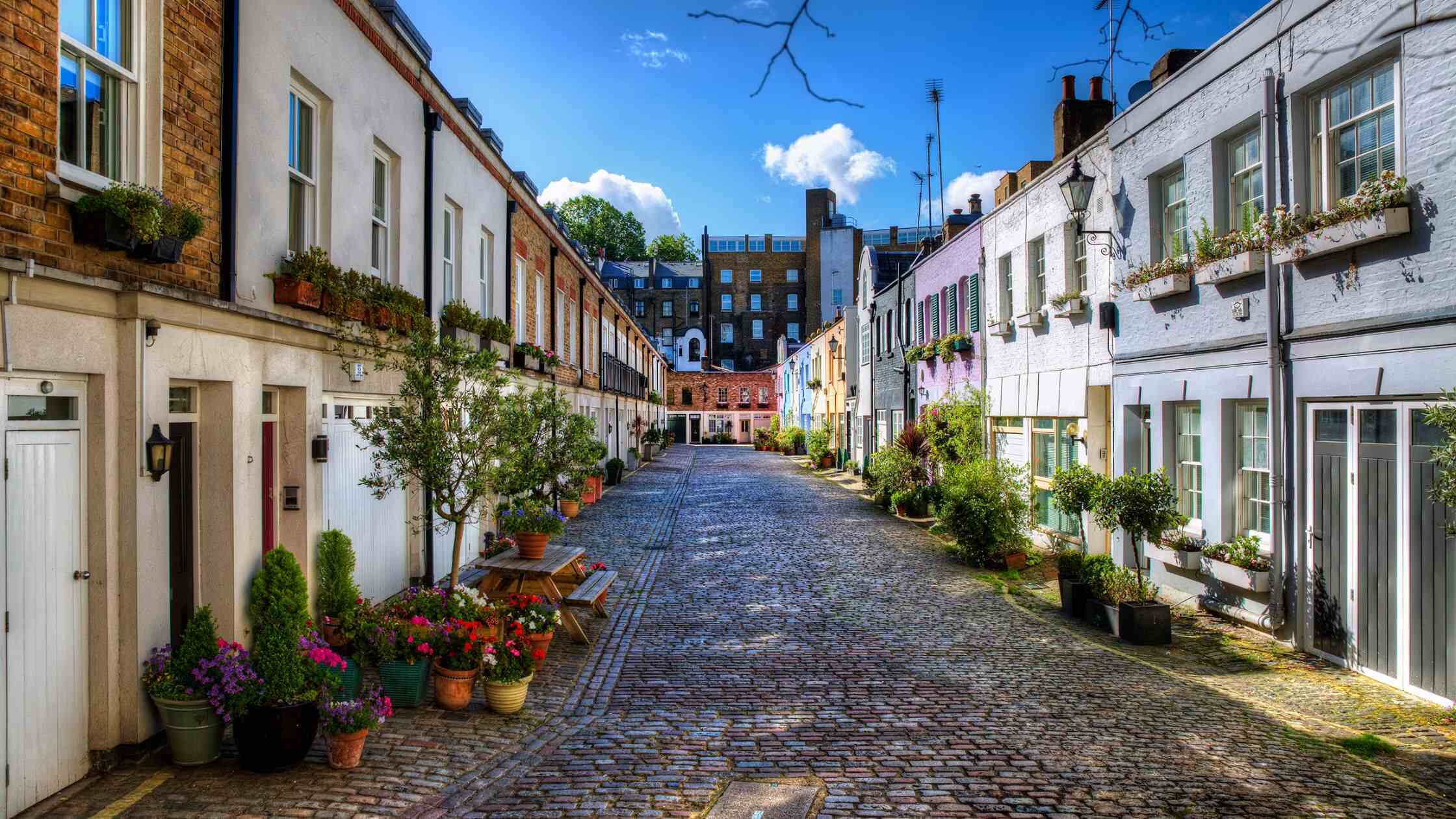 Why-St-Luke’s-Mews-Is-One-Of-The-Cutest-London-Photo-Spots why-st-lukes-mews-is-one-of-the-cutest-london-photo-spots