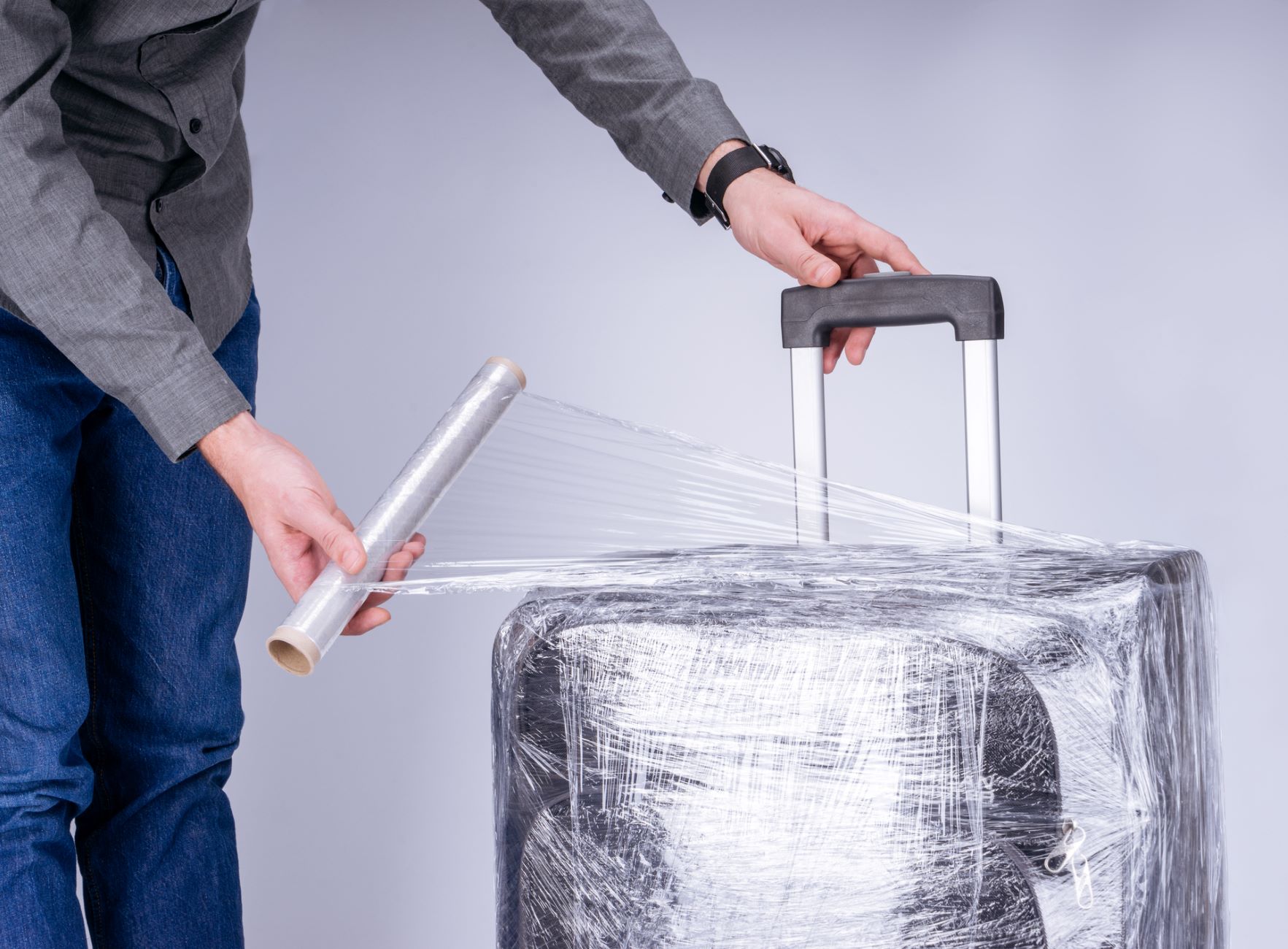 benefits-of-wrapping-your-luggage-in-plastic