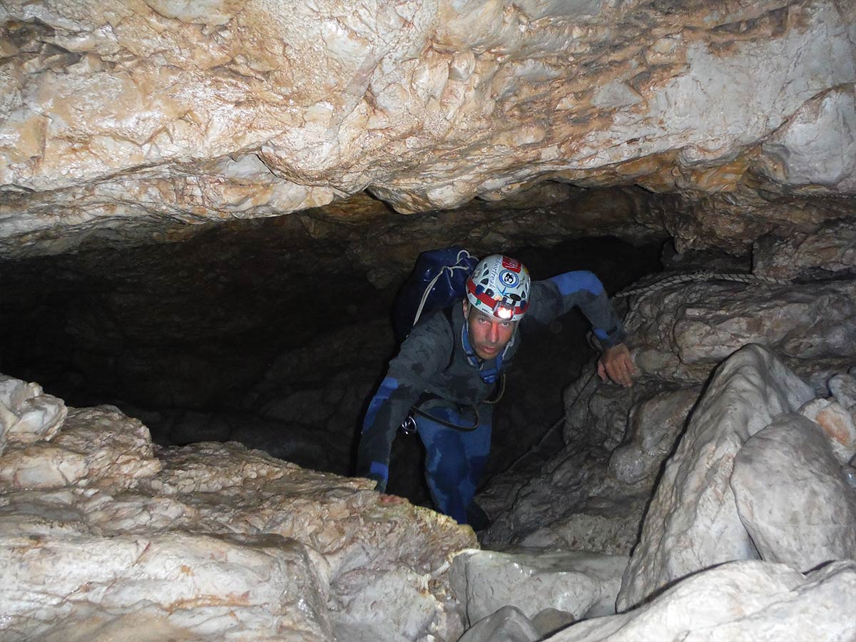 Claustrophobe8217s-Guide-To-Caving-Tips-For-Getting-Over-The-Fear-Of-Caves claustrophobes-guide-to-caving-tips-for-getting-over-the-fear-of-caves