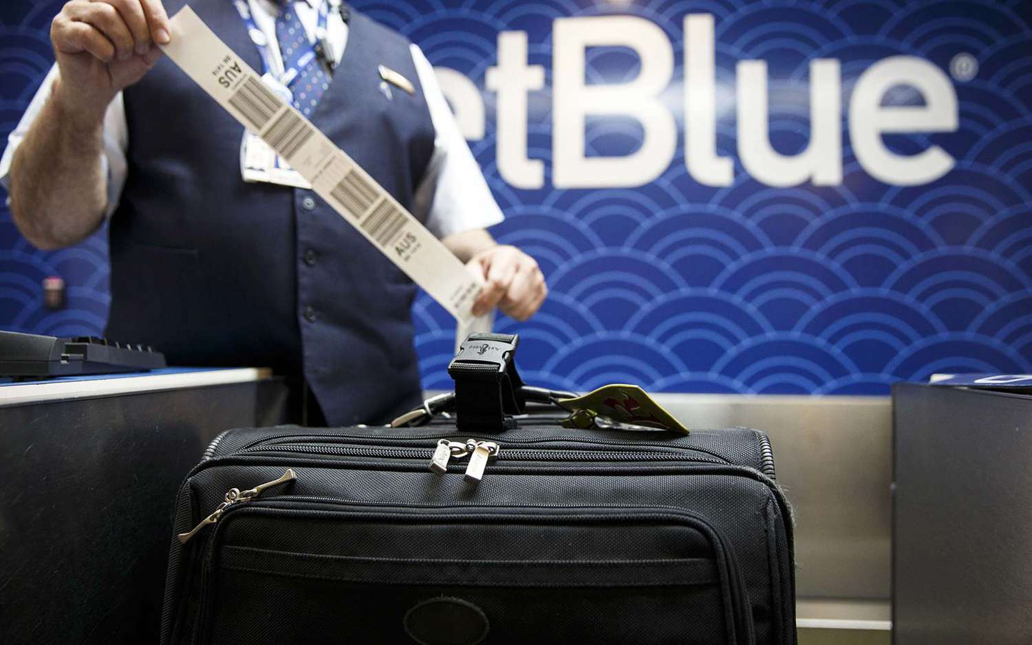 How-Much-Can-A-Suitcase-Weigh-On-JetBlue-Airlines how-much-can-a-suitcase-weigh-on-jetblue-airlines