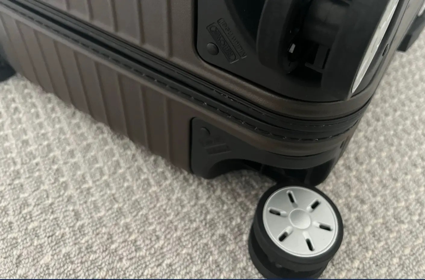 how-to-replace-rimowa-wheel