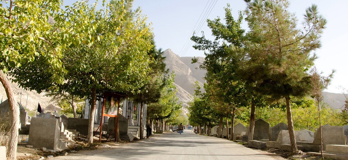 Locals-Walk-On-The-Road-Leading-To-Quetta-Famous-Hazara-Graveyard locals-walk-on-the-road-leading-to-quetta-famous-hazara-graveyard
