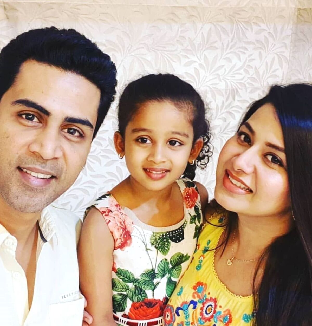 sangeeta-and-her-husband-making-vada-pav