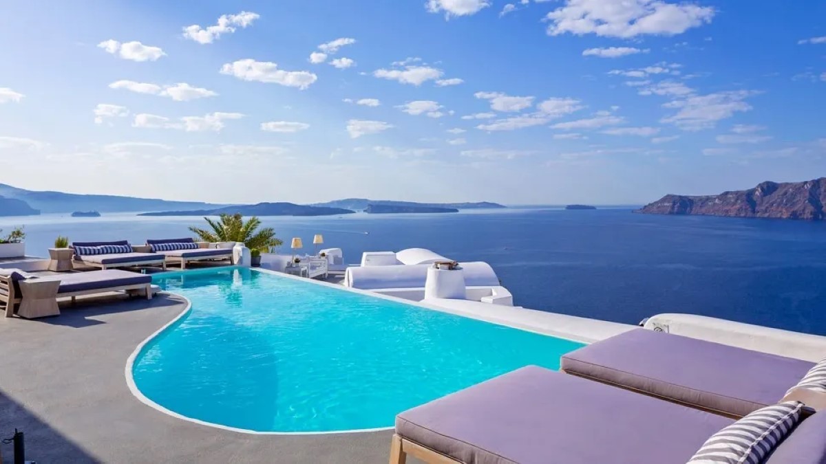 The-Best-Hotels-To-Stay-At-On-Santorini the-best-hotels-to-stay-at-on-santorini