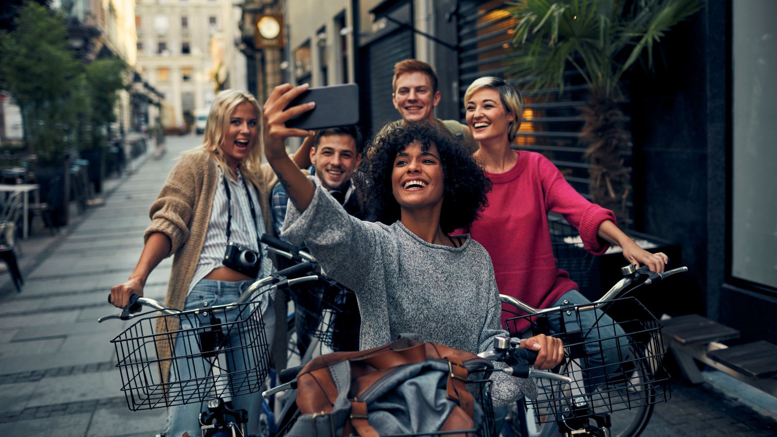 The-Best-Ways-To-Meet-New-People-While-Traveling the-best-ways-to-meet-new-people-while-traveling