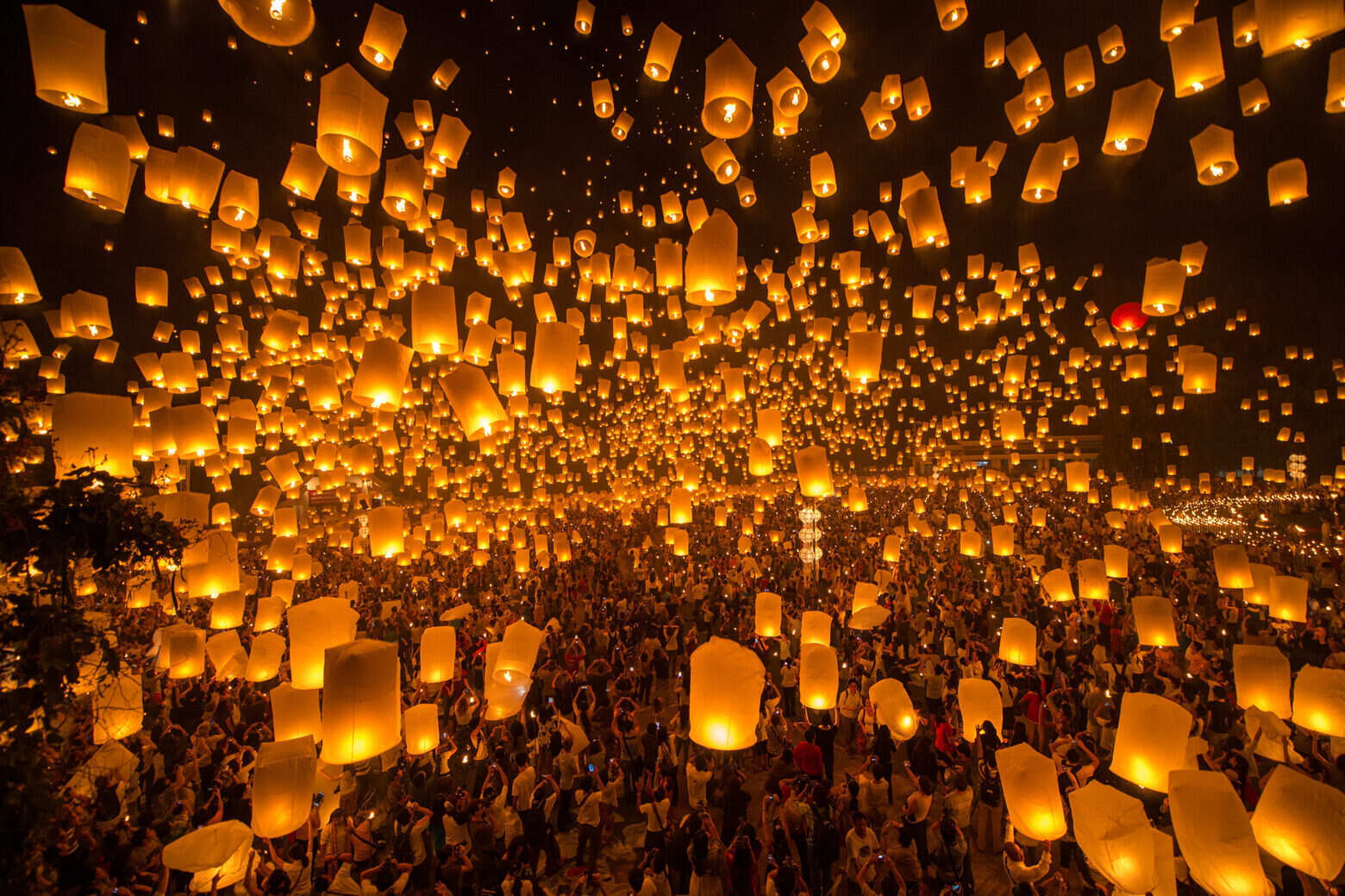 Thousands-Of-Lanterns-Become-Stars-In-The-Sky-Yi-Peng-In-Chiang-Mai thousands-of-lanterns-become-stars-in-the-sky-yi-peng-in-chiang-mai