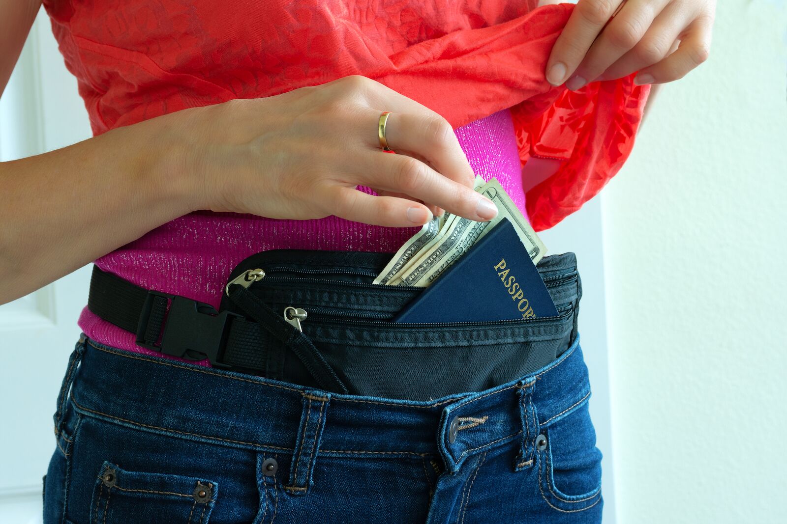 Tips-For-Keeping-Your-Valuables-Safe-While-Traveling tips-for-keeping-your-valuables-safe-while-traveling