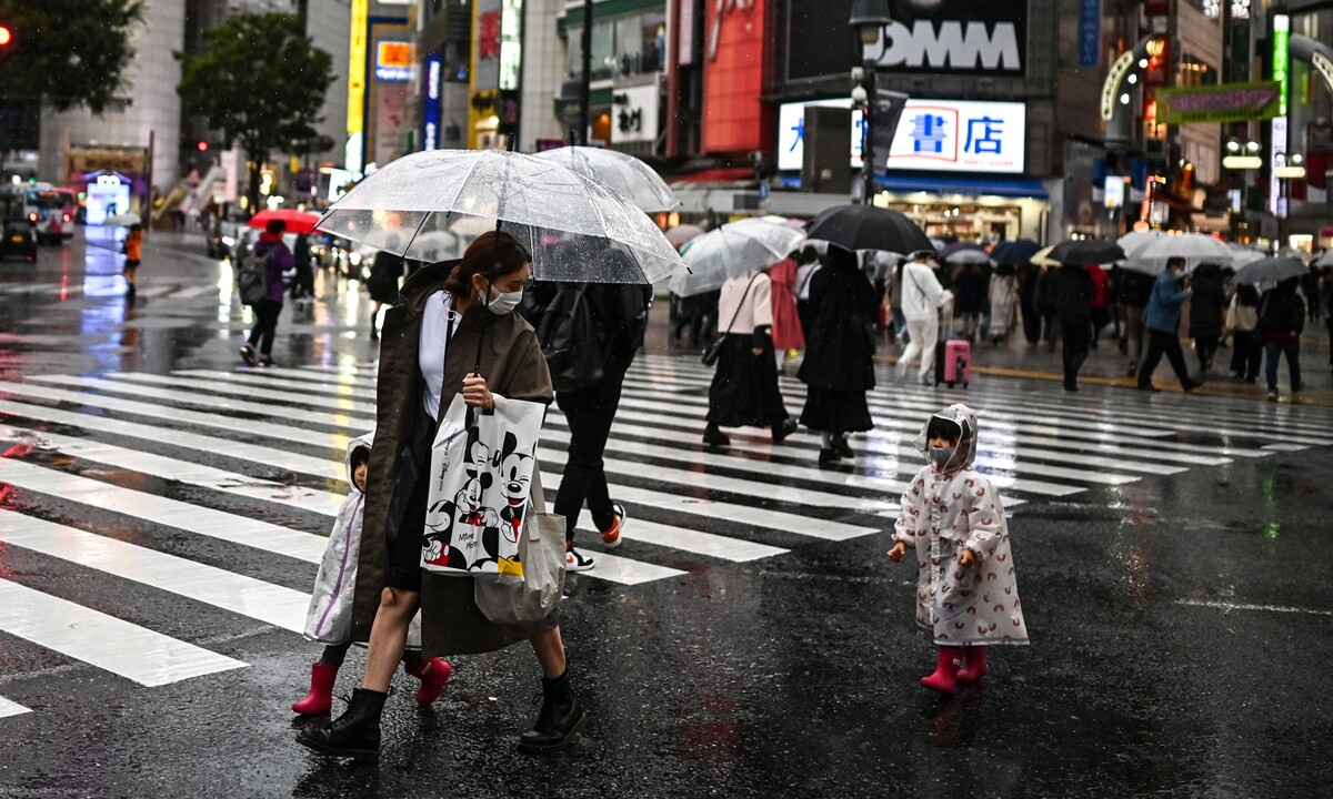 Tokyo-8211-Shibuya-Crossing-Rain tokyo-shibuya-crossing-rain