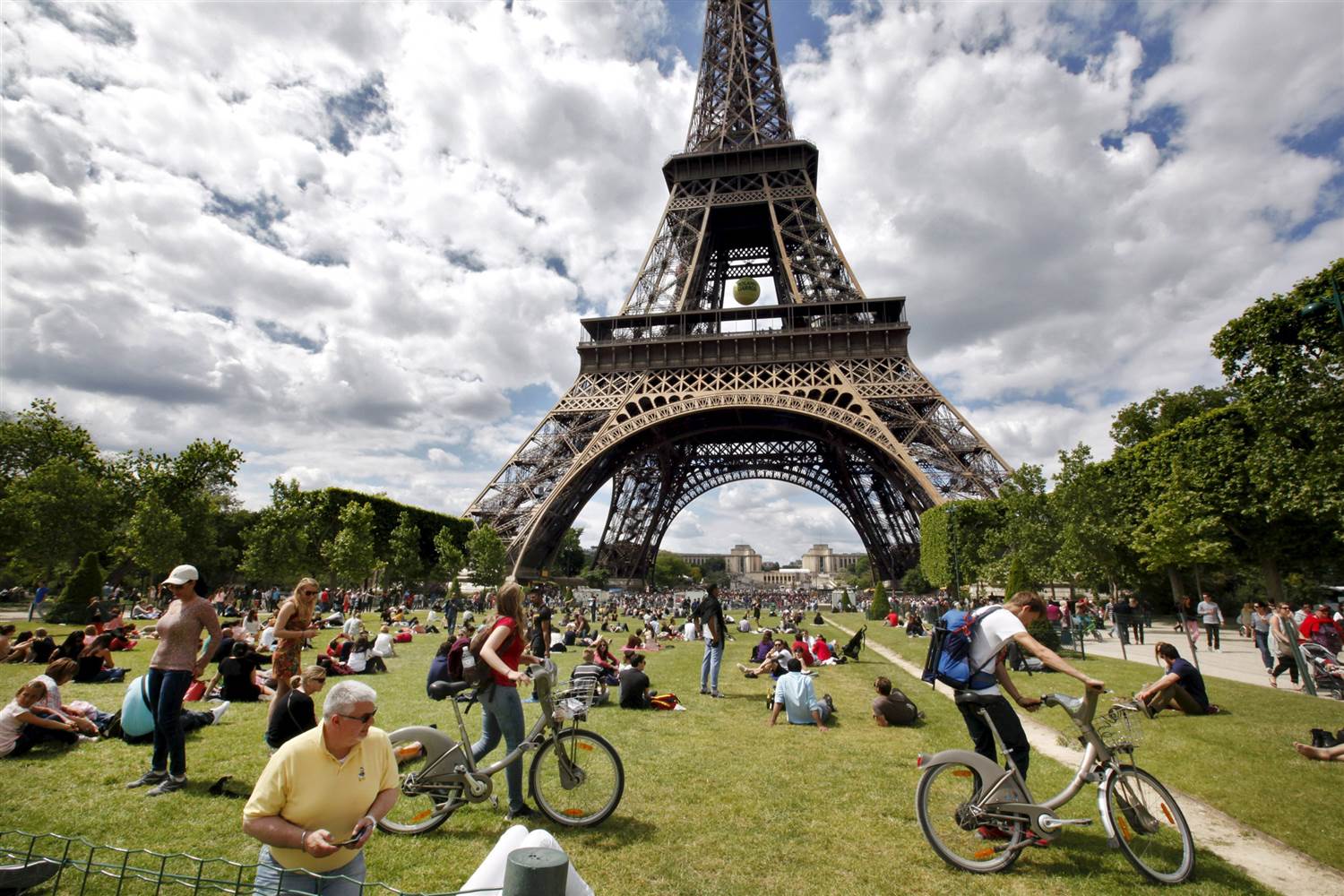 how-many-tourists-visit-paris-each-year
