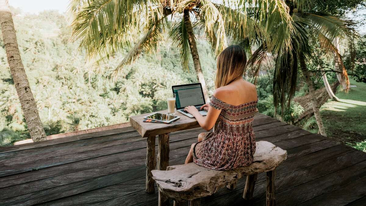 How-To-Make-Money-While-Traveling-Long-Term how-to-make-money-while-traveling-long-term