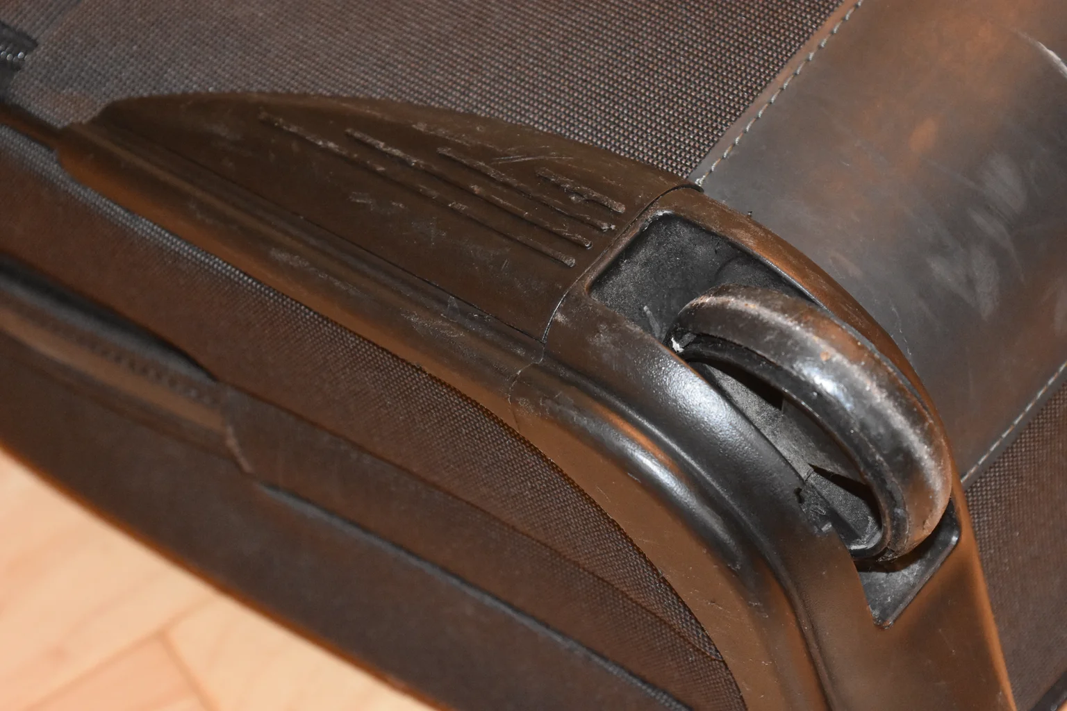 How-To-Replace-A-Wheel-On-Samsonite-2973-133-Sams-Ballistic-Carry-On-Luggage how-to-replace-a-wheel-on-samsonite-2973-133-sams-ballistic-carry-on-luggage
