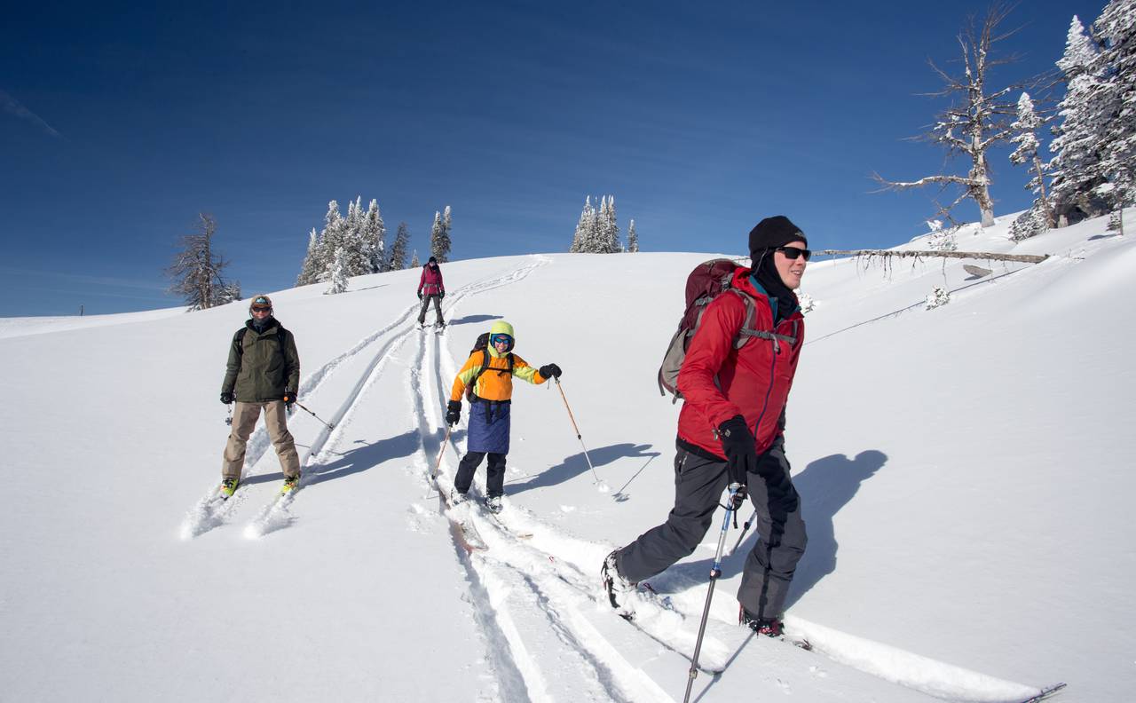Off-Piste-Skiing-Thrills-And-Challenges-Beyond-The-Groomed-Trails off-piste-skiing-thrills-and-challenges-beyond-the-groomed-trails