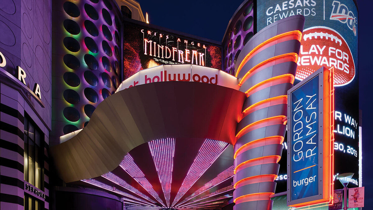 Planet-Hollywood-Vs-Flamingo-How-To-Decide-Between-The-Two-Best-Mid-Range-Hotels-On-The-Las-Vegas-Strip planet-hollywood-vs-flamingo-how-to-decide-between-the-two-best-mid-range-hotels-on-the-las-vegas-strip