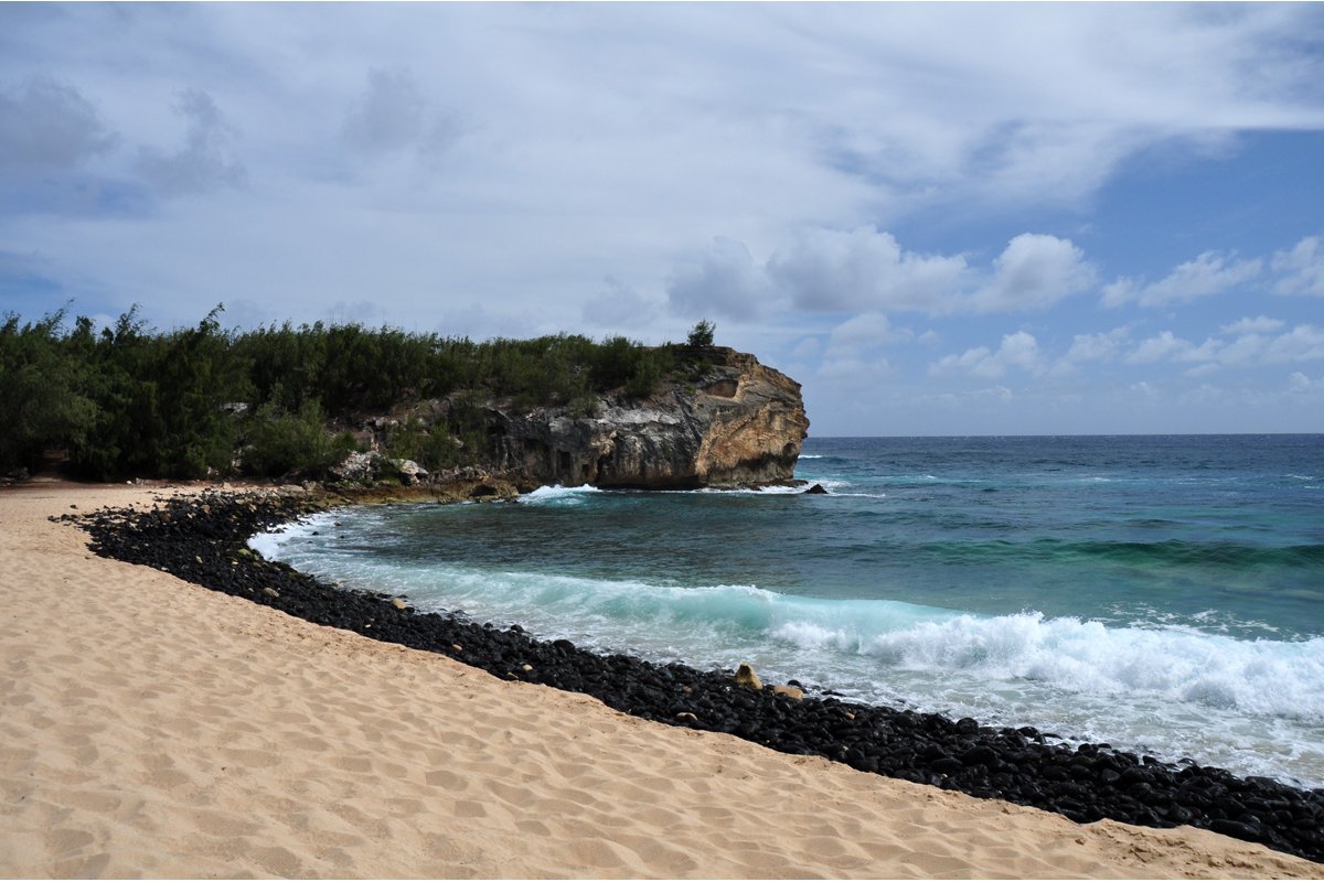 shipwreck-beach-on-kauai-hawaii-cliff-jump-coastal-trail