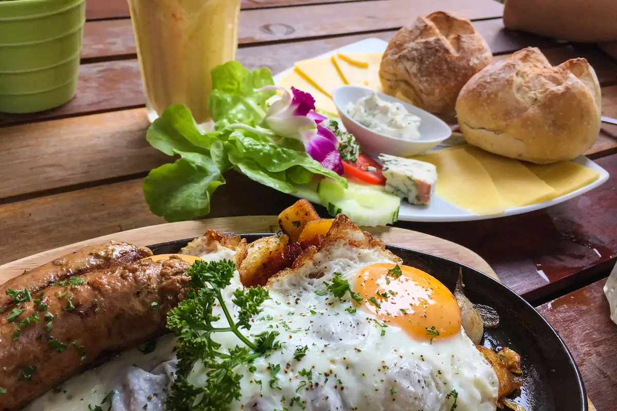 the-pleasures-of-post-rush-hour-breakfast-in-chiang-mai