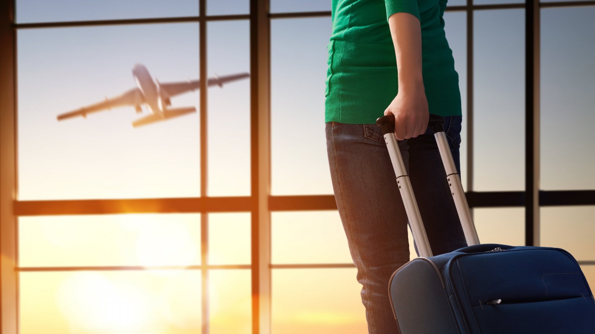 Boarding. Чемодан в аэропорту. Люди с чемоданами в аэропорту. Человек с чемоданом. Женщина с чемоданом.