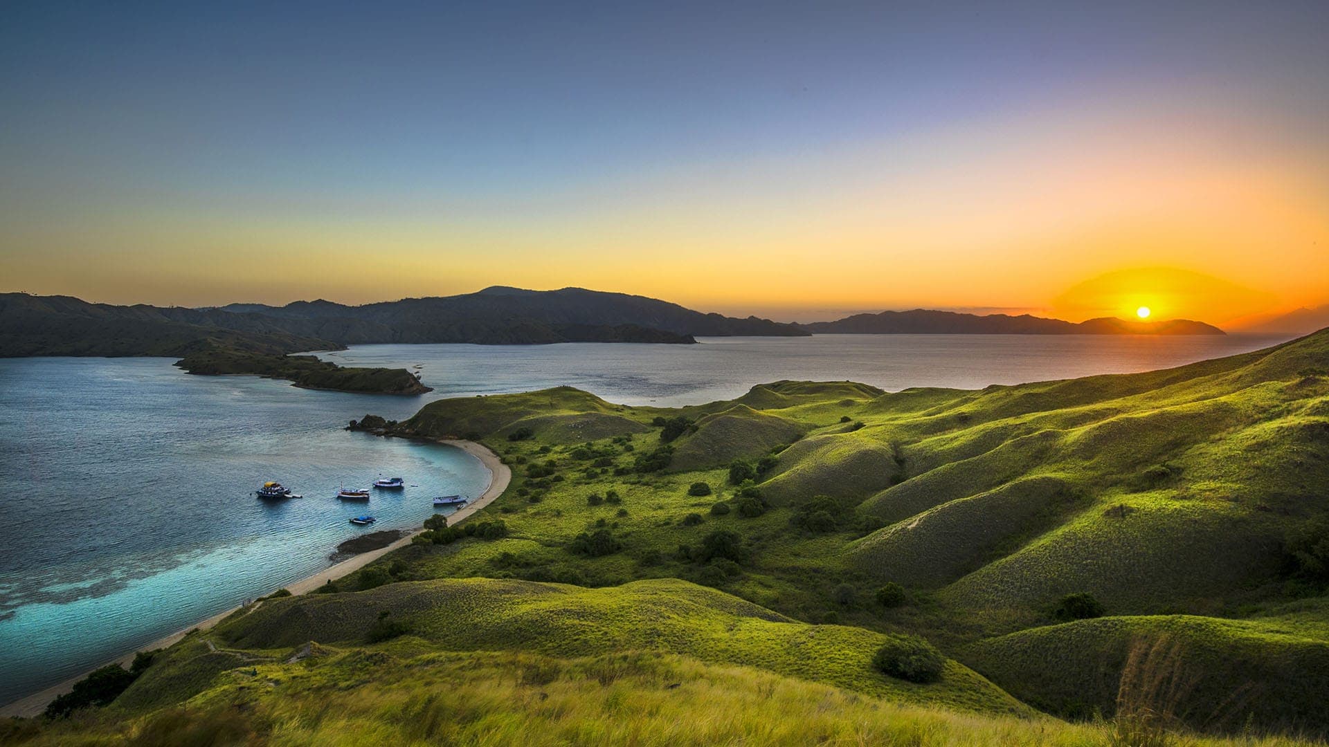 Gili-Lawa-Darat-Hike-In-Komodo-National-Park-Labuan-Bajo gili-lawa-darat-hike-in-komodo-national-park-labuan-bajo
