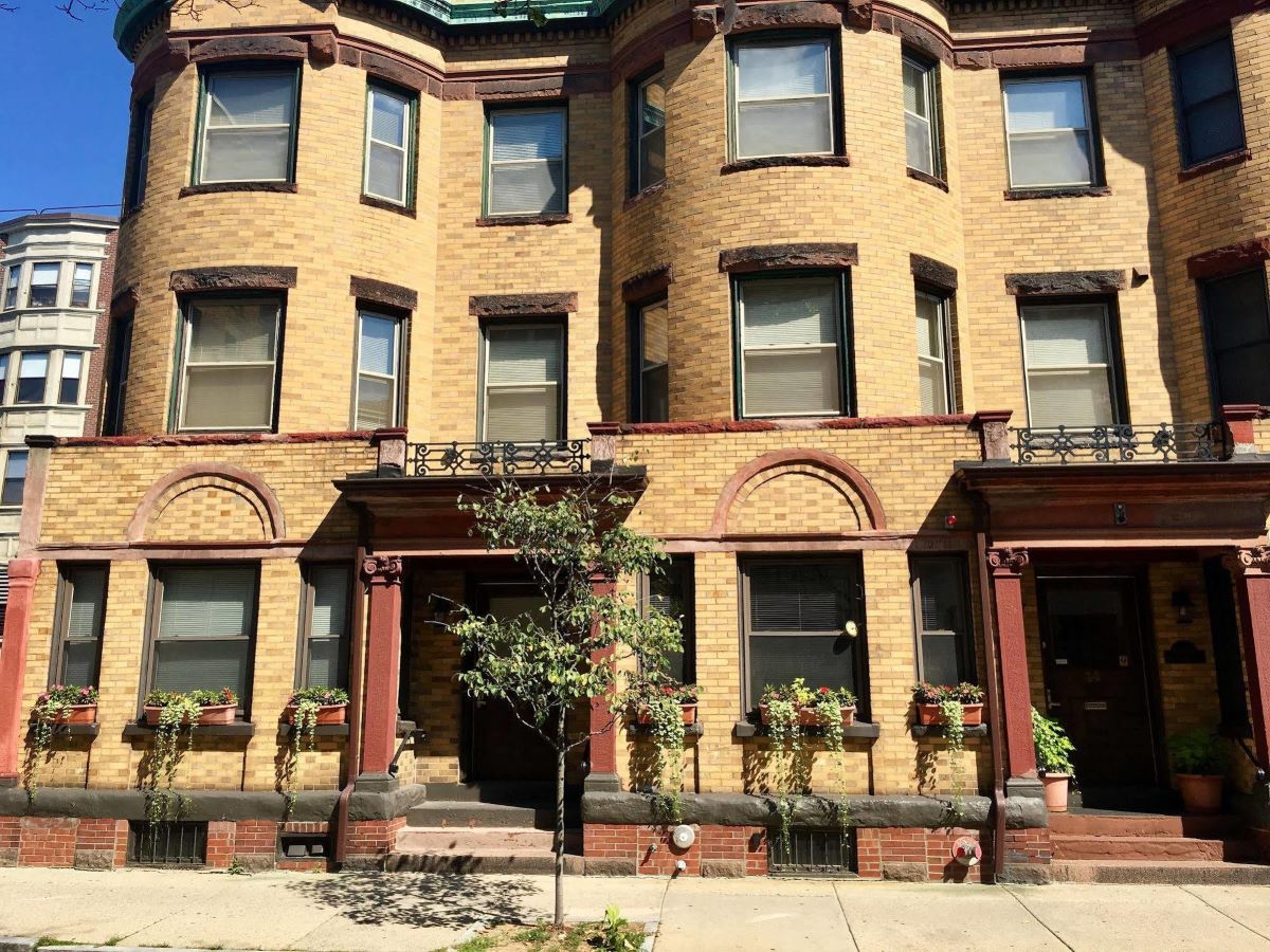 how-close-is-the-oasis-guest-house-boston-ma-to-amtrak