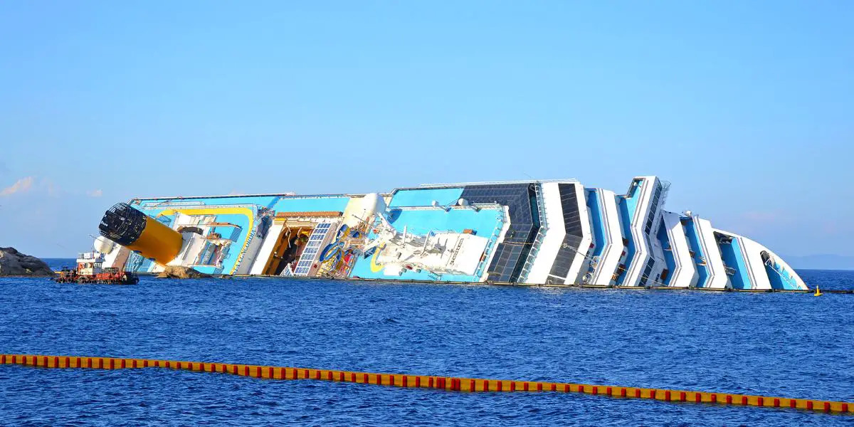 how many cruise ship sink per year