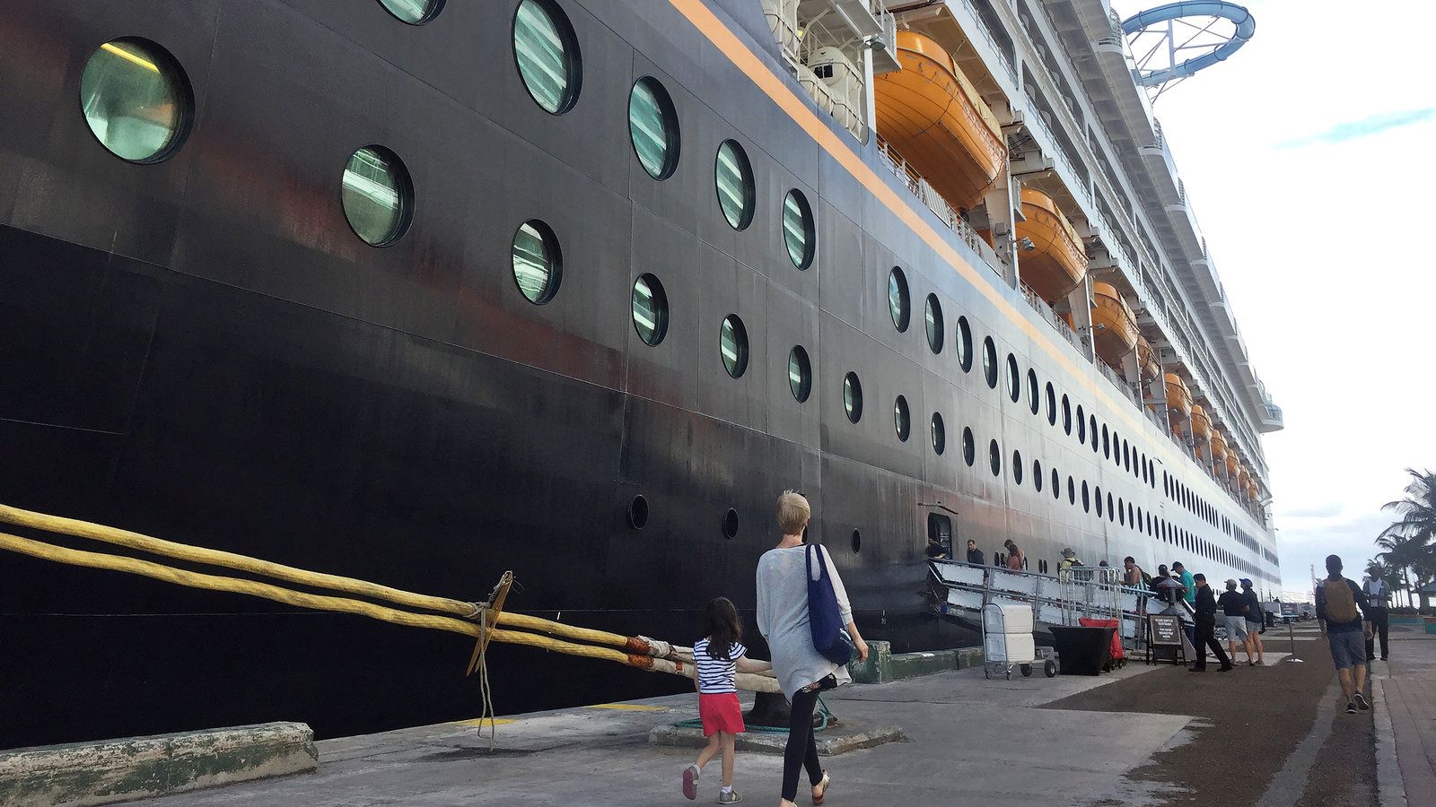 how-many-passengers-on-disney-cruise-ships