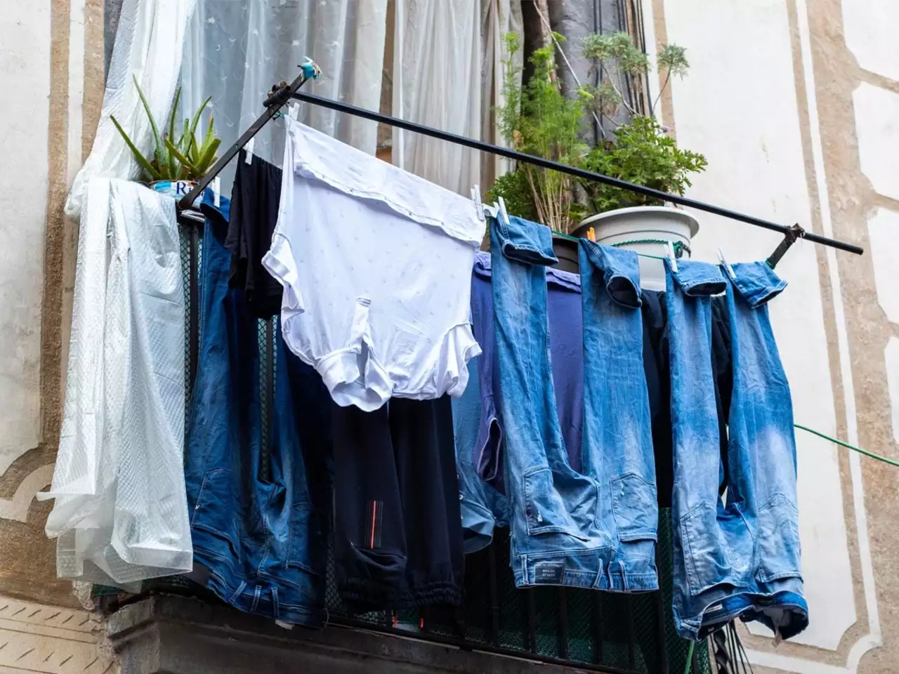 how-to-dry-your-clothes-at-a-hostel