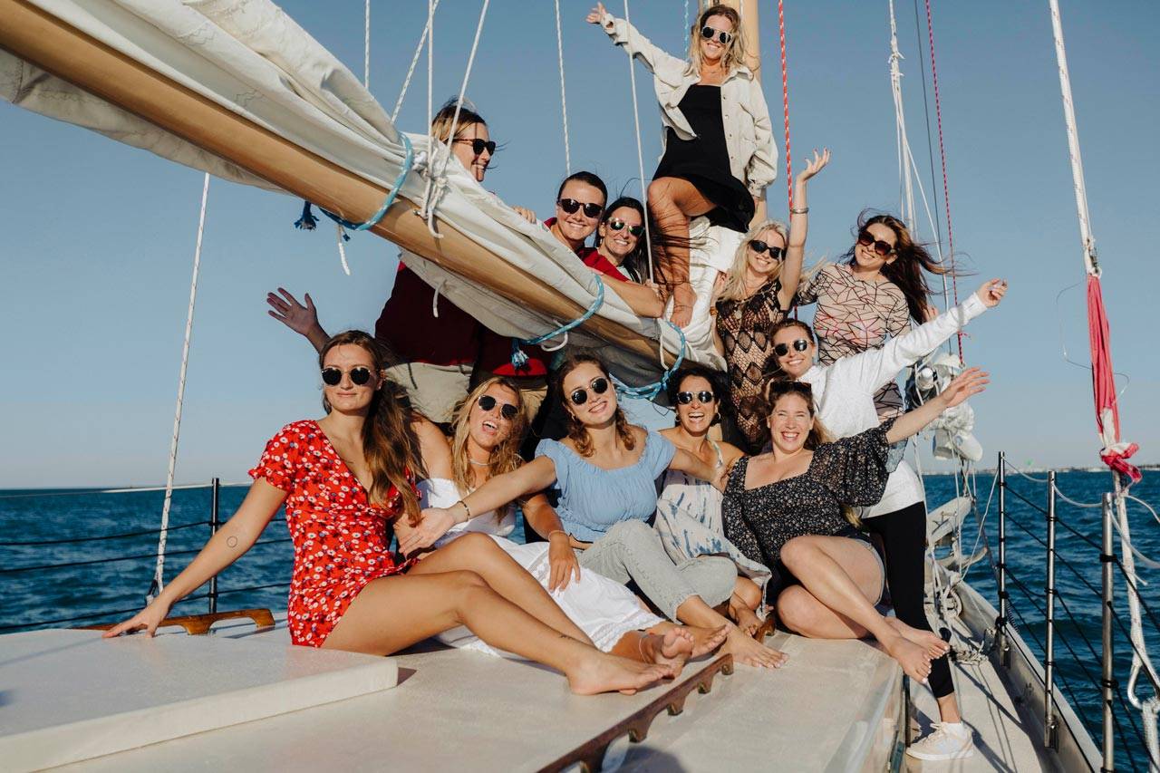 what-to-wear-on-a-boat-cruise-party