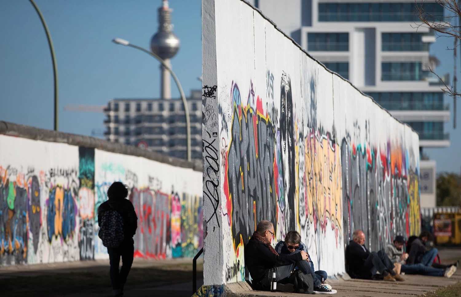10-Iconic-Murals-On-The-Berlin-Wall-That-Will-Leave-You-Speechless 10-iconic-murals-on-the-berlin-wall-that-will-leave-you-speechless
