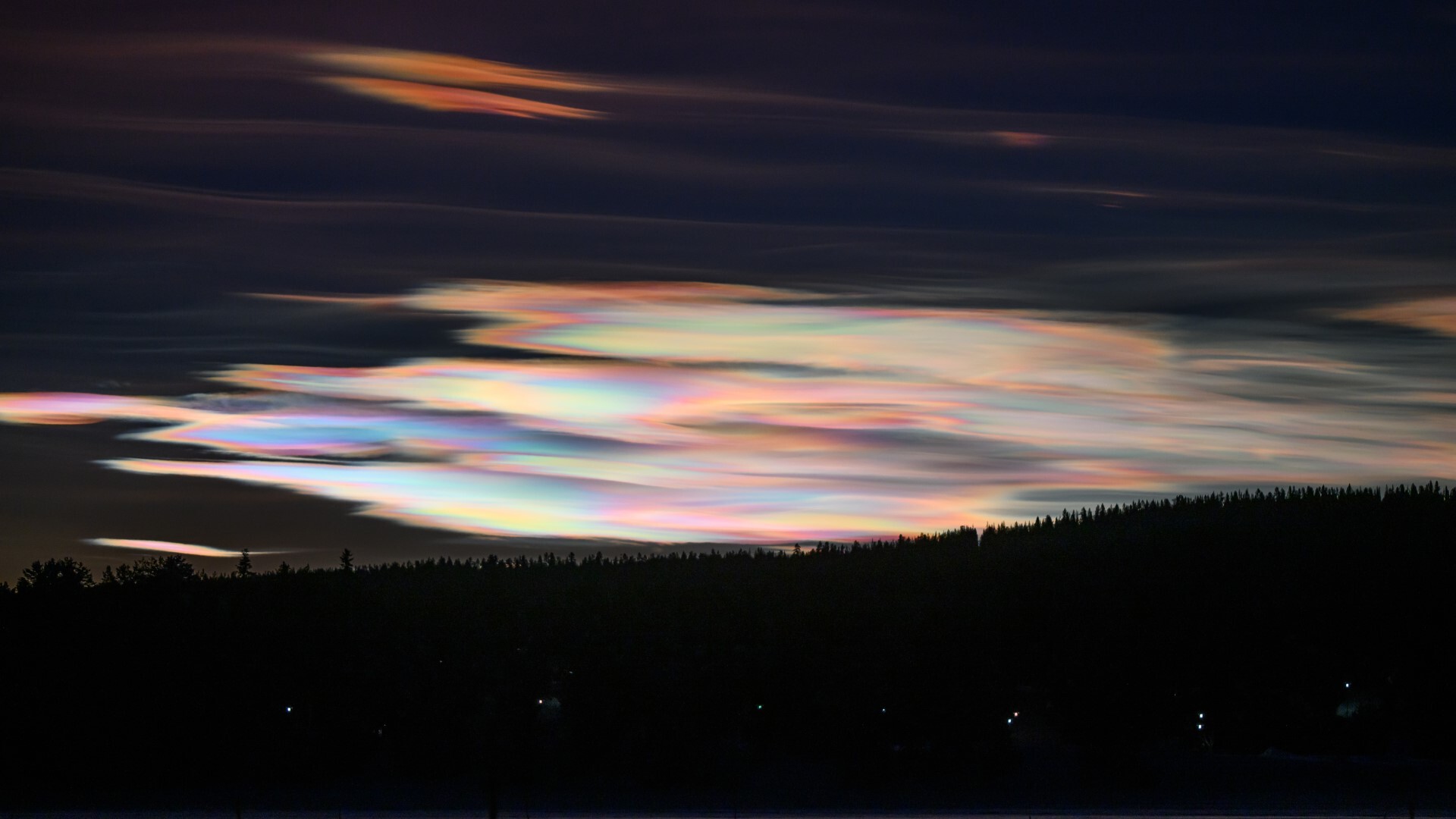 breathtaking-locations-to-witness-polar-stratospheric-clouds